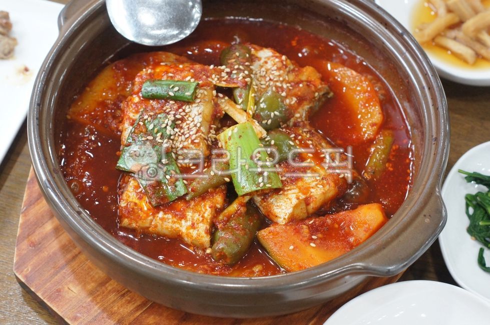 ,stewedjejubeltfish,plating,Braised cutlassfish,local food,fishdishes,Jeju local food,jejulocalfood,fishcuisin,galchijorim,Korean food,kfood,cooking,foodpresentation,seafood,food,braisedcutlassfish,fish dishes,Jeju braised cutlassfish,fish,Plating,localfo