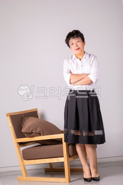 60대여성,여자,여성,중년,모델,60,인간,사람,의류,치마,skirt,human