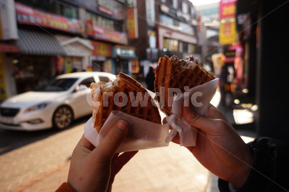 와플,손,우정,음식,친구,길거리음식,음식,식재료,요리,food,cook,meal,dishes,food reserves,디저트,간식,후식,dessert,snack