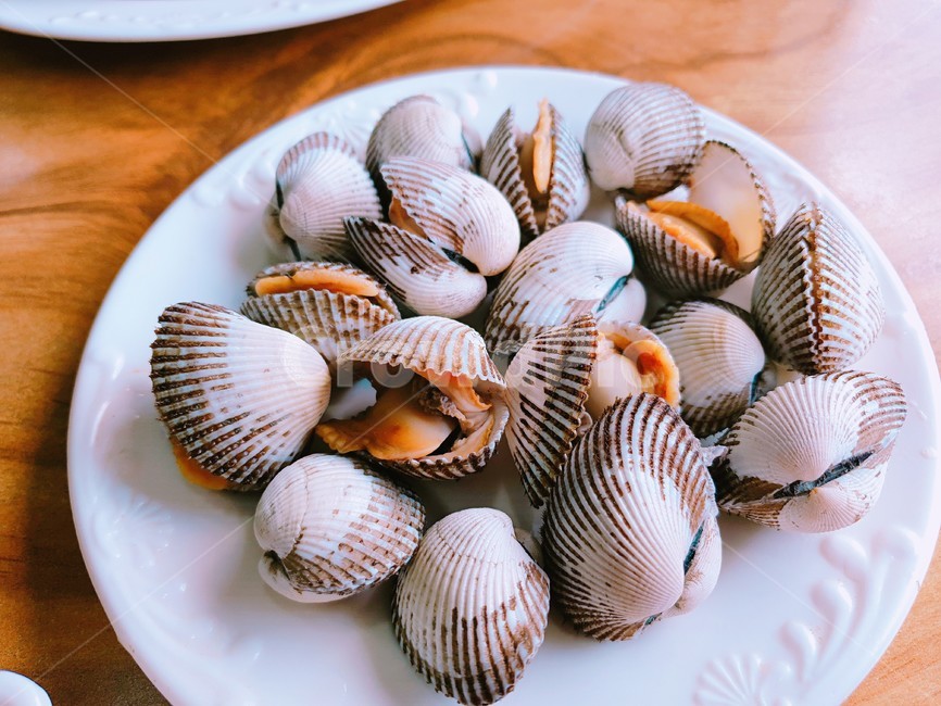 꼬막,흰접시,접시,꼬막무침,식당,음식