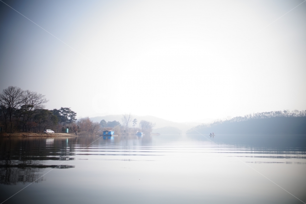 수상좌대,이른아침,호수,낚시터,고삼지,비네팅,물결,잔잔함,자연,풍경,nature,landscape,한국자연풍경,한국자연경관,korea nature landscape,outdoors,옥외,weather,날씨