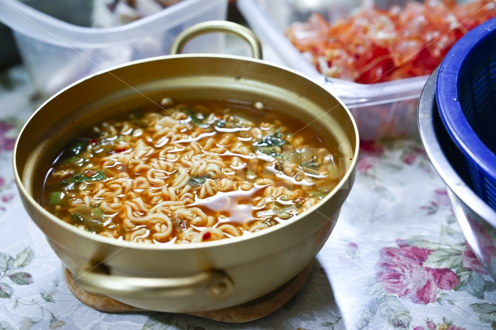 라면,야식,간식,먹방,면요리,면,국물,국물요리,밤참,집밥,밥,식사,냄비,한그릇,음식,푸드,음식,식재료,요리,food,cook,meal,dishes,food reserves,면류,면요리,noodles,한식,한국음식,한국요리,korean food,korean dishes,korean meal,korean cook