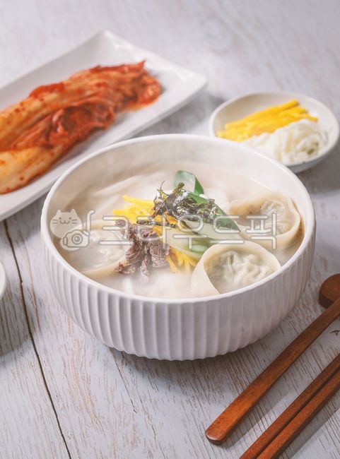 dumpling,kimchi,holiday food,Korean,bowl,food,meal,rice cake,traditional food,Lunar New Year food,tteokguk,Rice cake and dumpling soup