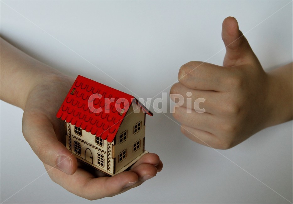 두손,부동산,재테크,주택,빨간,지붕,목재,나무,단독,이미지,배경,내집,마련,자가,자택,사람,인물,인간,human,person,신체일부,몸,body,손,제스처,표시,손짓,표현,gesture,hand,sign,expression,금융,돈,finance,banking,money,사물,물건,오브젝트,thing,object,matter,연출,컨셉,콘셉,direction,concept