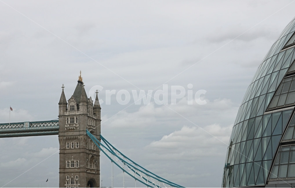 런던,타워브릿지,towerbridge,unitedkingdom,풍경,랜드마크,해외,europe,영국,깃발,oversea,landmark,landscape,템스강,river,touristattraction,thamesriver,다리,bridge,랜드마크,landmark,tourist attraction,해외,외국,세계,foreign,oversea,world,세계랜드마크,해외랜드마크,외국랜드마크,world landmark,world tourist attraction,건축물,건물외관,exterior,building,structure,architecture,construction,spire,첨탑,steeple,뾰족한 탑,tower,탑,건물