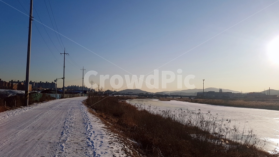눈,산책로,전봇대,태양,강,겨울,계절,winter,season,자연,풍경,nature,landscape,road,도로