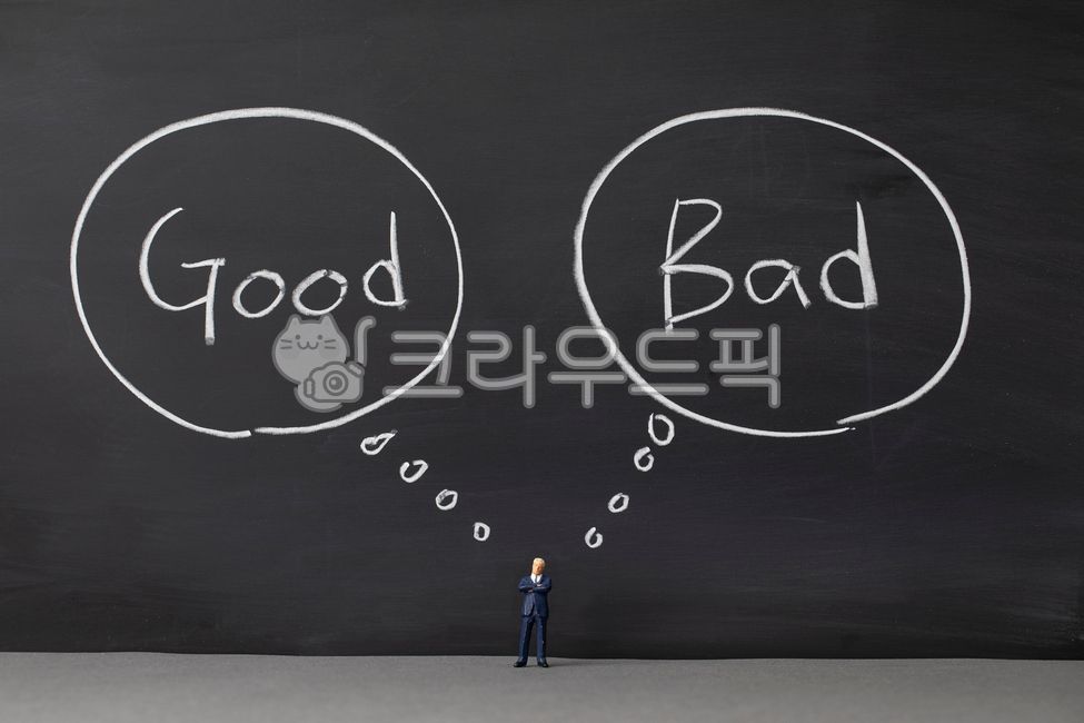 비즈니스,금융,교육,칠판,말풍선,버블,대화,풍선,디자인,텍스트,백그라운드,토크,아이디어,컨셉,흰색,쓰다,말하다,메시지,정보,코멘트,배경,블랙,채팅,드로잉,모양,스피치,분필,검정,남자,미니어처,비즈니스맨,맨,피규어,그레이,회색,선택,고민,생각,굿,배드,선악,선,악,나쁨,좋음