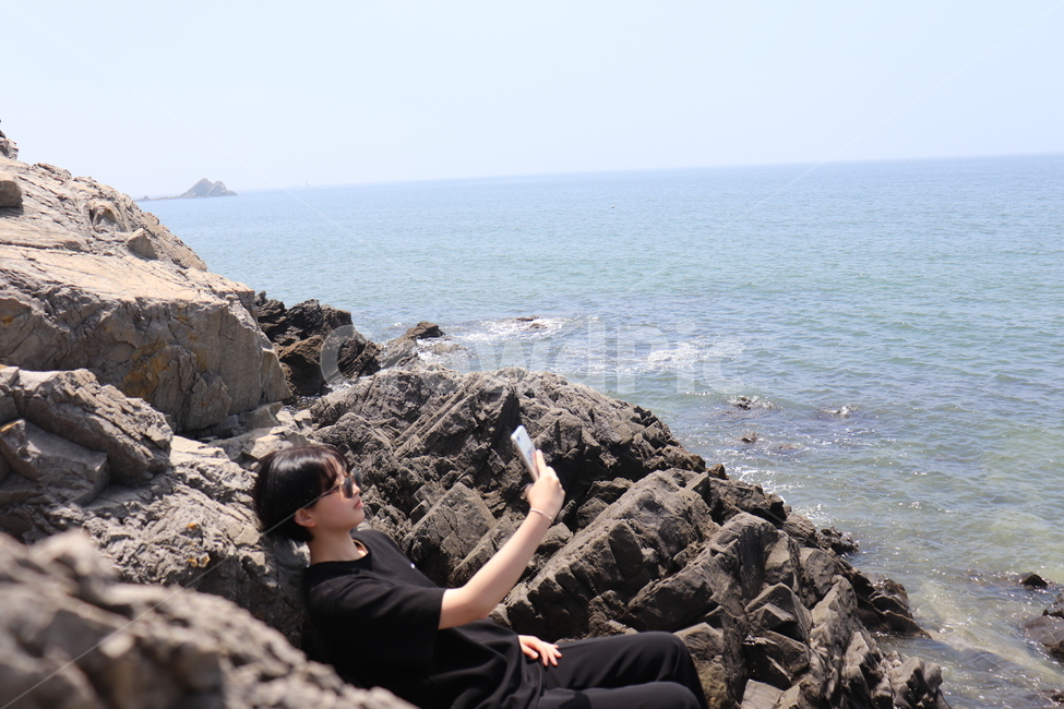바다,바닷가,해안가,태안,여성,소녀,돌,자연,풍경,nature,landscape,한국자연풍경,한국자연경관,korea nature landscape,사람,인물,인간,human,person,여성,여자,woman,female,lady,여행,휴가,traveling,vacation,trip,promontory,곶