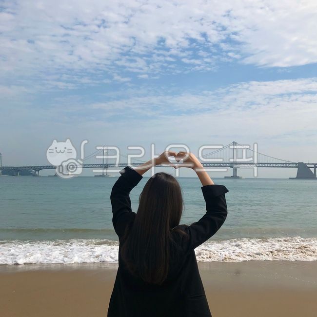 부산,바다,광안리,광안대교,겨울바다,겨울,해변,바닷가,계절,자연,풍경,sea,korea,busan,beach,감성,배경,바다배경,배경화면,한국명소,한국관광명소,부산바다,한국자연경관,nature,korealandmark,landmark,feeling,sensible,water,ocean,landscape,koreanaturelandscape,한국관광지,중심지,도시,city,다리,bridge,워터프론트,waterfront,outdoors,옥외,하늘,sky,수평선,하트,heart,person,사람,photography