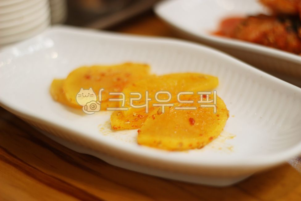 단무지,단무지무침,반찬,찬,단무지김치,김치반찬,무김치,무,음식,food,cook,meal,식사,요리,양념단무지,무반찬,단무지요리,간단반찬,한식반찬,기본반찬,밑반찬,가정식,집밥반찬,새콤달콤,무요리,고추가루무침,식사곁들이,노란단무지,매콤한반찬,한국음식,한식요리,반찬접시,정갈한음식