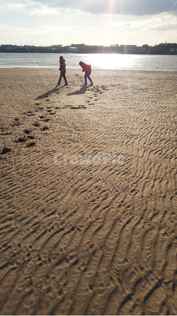 해변,발자국,아이들,햇빛,빛,경치,sand,모래,nature,자연,person,사람,human,인간,바닥,ground