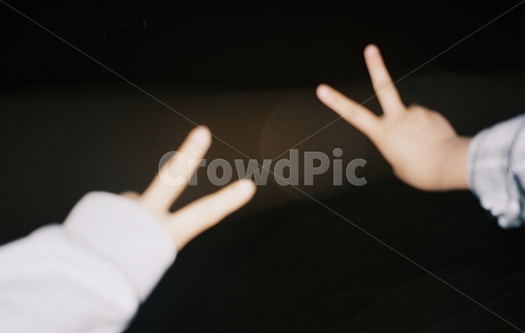 브이,우정,친구,포커스아웃,행복,여유,사람,인물,인간,human,person,신체일부,몸,body,손,제스처,표시,손짓,표현,gesture,hand,sign,expression,친구,우정,friendship,companion