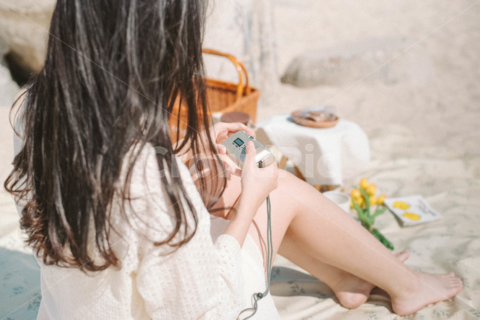 바다,sandybeach,튤립,바구니,라탄바구니,뒷모습,긴머리,longhair,hair,다리,카메라,camera,필름카메라,filmcamera,돗자리,피크닉매트,피크닉,picnic,모래,모래사장,손,hands,사람,인물,인간,human,person,신체일부,몸,body,여성,여자,woman,female,lady,감성,sensible,feeling