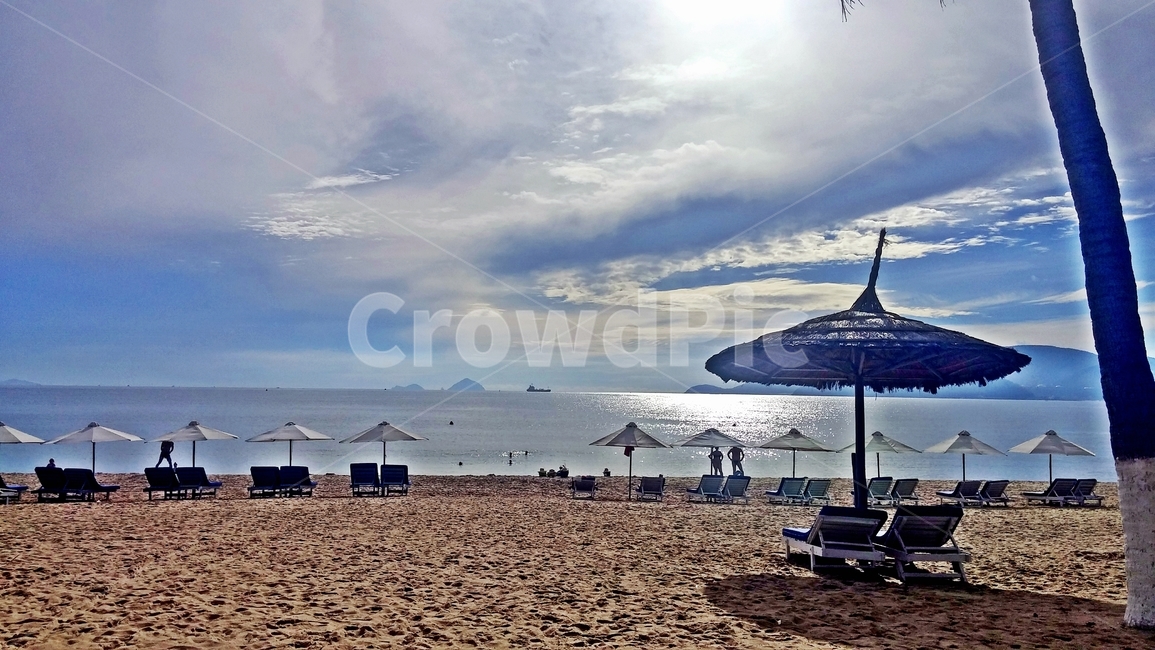 해변,하늘,바다,모래,파라솔,야자수,햇빛,구름,여름,휴식,여름,계절,summer,season,자연,풍경,nature,landscape,해변,바다,beach,sea,해외,외국,세계,foreign,oversea,world,세계자연풍경,해외자연풍경,외국자연풍경,world nature landscape,outdoors,옥외,building,건물,rural,농촌