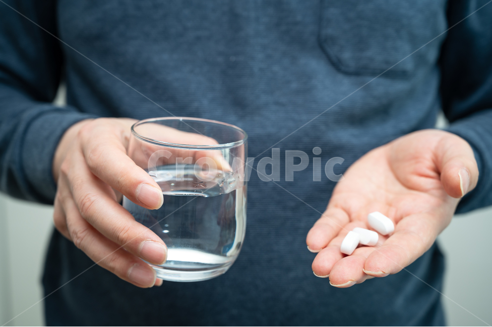 의료,생활,약,알약,배경,열,고열,해열제,독감,감기,몸살,신종플루,보건,건강,치료,진료,두통약,진통제,처방,흰색,건강검진,의학,감기약,정제,의약품,약품,내복약,메디슨,처방약,비타민,보충제,치료제,영양제,건강보조식품,예방,질병,물컵,복용,컨셉,개념,컵,물,음료,손,손바닥,남자손,지병,남자,남성,생수,맹물,건강,헬스웨어,헬스케어,healthware,health care,의료,의학,병원,medical,hospital,clinic