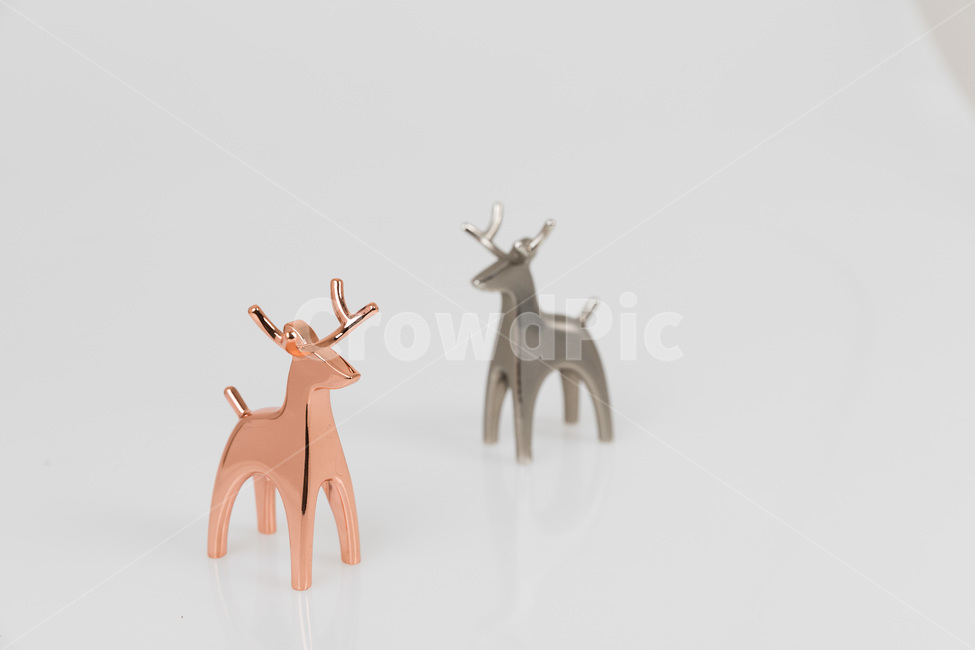 상징,심리학,생활,커플,사슴,동상,골드,실버,함께,사랑,노루,금속,럭셔리,동물,뿔,반사,빤짝,광채,gold,jewelry,사물,물건,오브젝트,thing,object,matter,연출,컨셉,콘셉,direction,concept