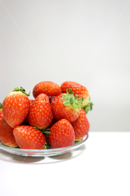 딸기,strawberry,과일,음식,겨울철과일,빨강,레드,red,베리,음식,식재료,요리,food,cook,meal,dishes,food reserves,과일,열매,fruit