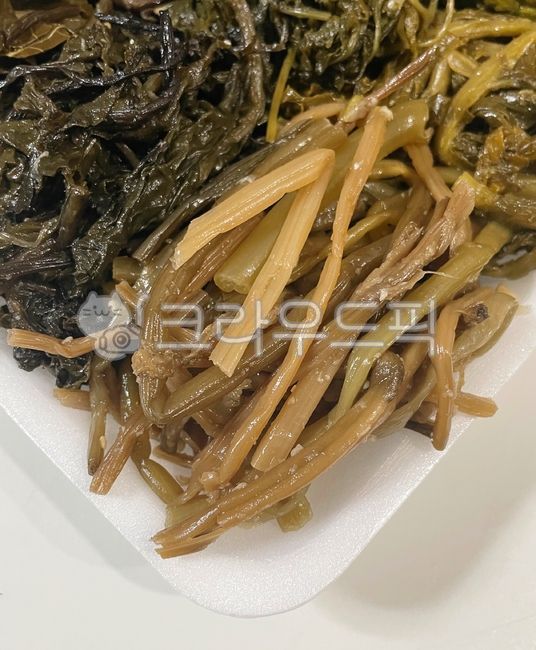 sweet potato stem,Herbs,seasoning,sweet potato stem greens,Jeongwol Daeboreum namul,Stirfried Sweet Potato Stem and Herbs,food,meal,side dish,full moon food,full moon namul,First full moon food,Daeboreum food,stirfry,Seasoned vegetables,Daeboreumnamul,Sti