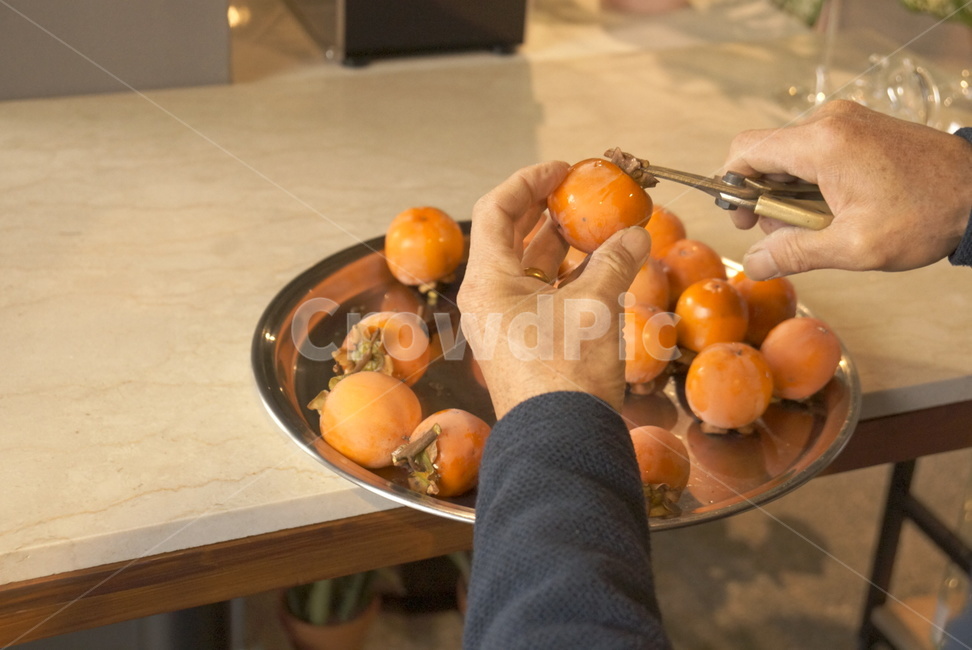 plant,식물,food,식품,produce,생산액,fruit,과일,persimmon,감,human,인간,person,사람,감따는,대리석,자연,시골,시골풍경,가을,추수,수확,음식,식재료,요리,food,cook,meal,dishes,food reserves,과일,열매,fruit