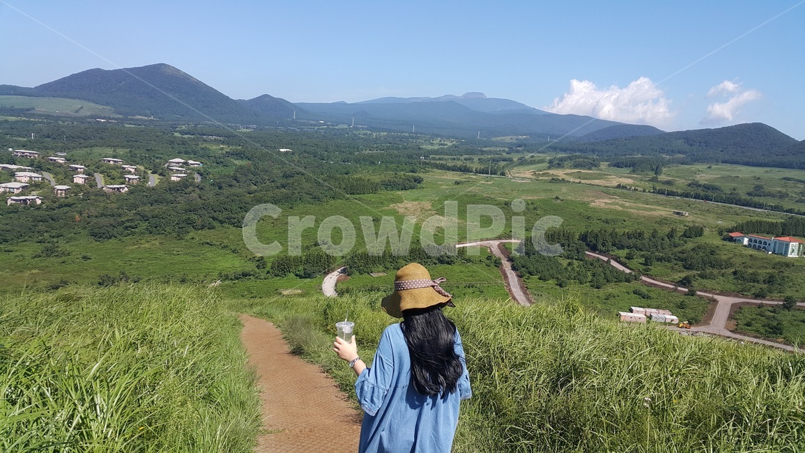 제주도,오름,뒷모습,여름,jeju,청패션,흑발,산책,summer,사람,인물,인간,human,person,여성,여자,woman,female,lady,여행,휴가,traveling,vacation,trip