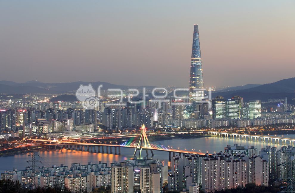 롯데월드타워,올림픽대교,랜드마크,한강,하늘,배경,백그라운드,풍경,야경,스카이라인,노을,빌딩,고층빌딩,아파트,다리,강,도시,도심,대도시,비지니스,비즈니스,하이뷰,탑뷰,하이앵글,탑앵글,잠실대교,잠실,송파구,서울,한국