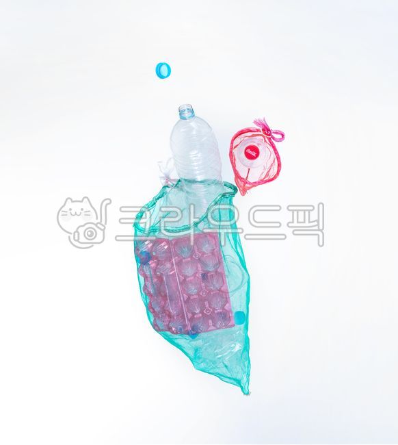 양파망,빈양파망,피티병,페트병,pet,생수병,재활용,메쉬,업싸이클링,리싸이클,빈,양파,빈가방,가방,그물,공중,떨어지는,낙하,떠있는,부양,공중부양,환경,플라스틱줄이기,플라스틱,제로웨이스트,지구,친환경,환경보호,분리수거,망태기,빨간색,야채망,담는,비워진,비운,쓰레기,분류,재생,재사용,문제,폐기,폐기물