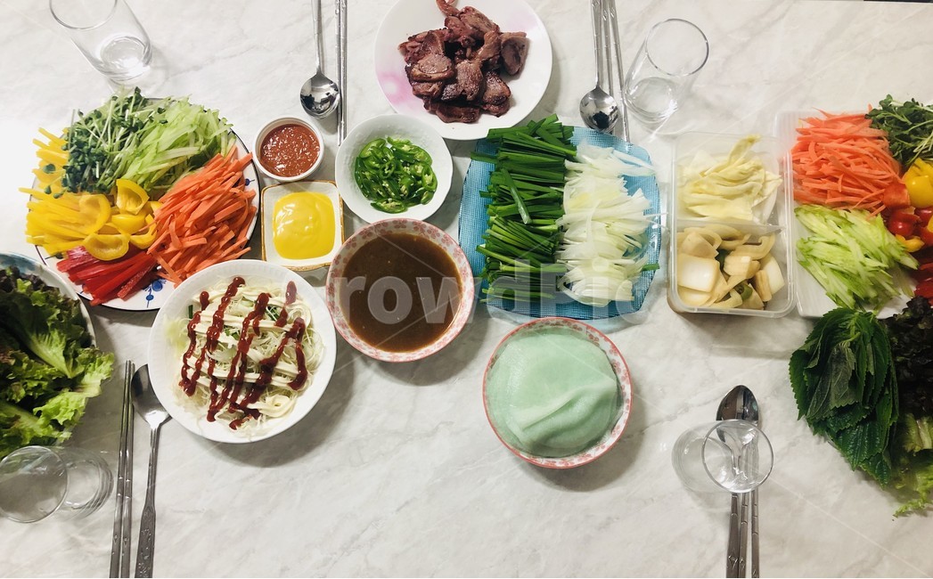 가정식,4인,고기,야채,식사,쌈무,사람없음,소스,수저,컵,진수성찬,한끼,homemade,repast,vegetable,meat,맛있는,delicious,테이블,셋팅,음식,식재료,요리,food,cook,meal,dishes,food reserves