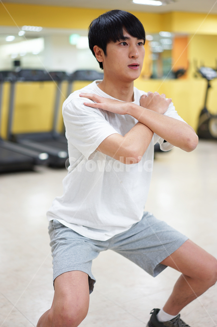 운동,남자,맨손체조,체조,스트레칭,체력단련,헬스,헬스장,자기관리,몸관리,스쿼트,트레이닝,남성,사람,인물,인간,human,person,남성,남자,man,male,건강,헬스웨어,헬스케어,healthware,health care