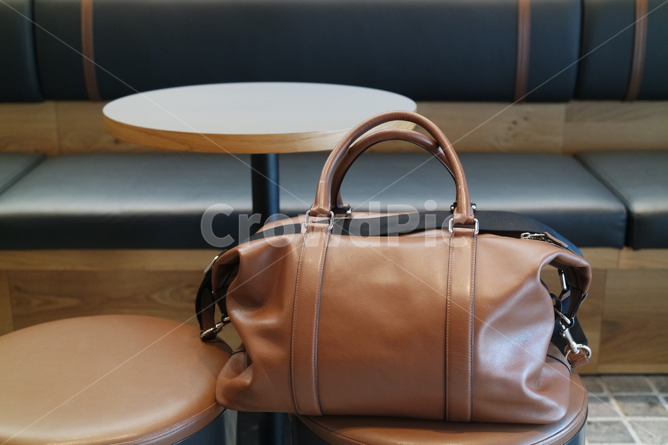 bag,가방,handbag,핸드백,accessory,accessories,보스턴백,여행,여행가방,가죽,leather,카페
