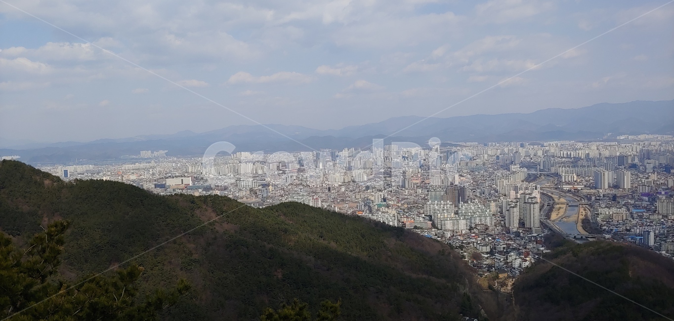 nature,자연,outdoors,옥외,aerialview,조감도,scenery,풍경,landscape,경치,road,도로,중심지,도시,건물,하늘,구름,맑은,산,나무,숲,아파트,도시,풍경,city,landscape
