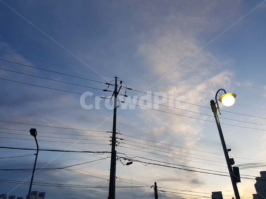 하늘,구름,가로등,전봇대,색감,길거리,일상,sky,cloud,streetlamp,colorsense,daily,도로,전선,telephonepole,street,오후,해질녘,파란색