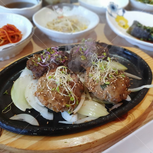음식,식사,food,meal,떡갈비,담양,요리,한국음식,먹거리,전통음식,고기,소고기,돼지고기,푸드스타일,푸드,철판구이,지역음식,담양음식,고기요리,양파볶음,음식,식재료,요리,food,cook,meal,dishes,food reserves