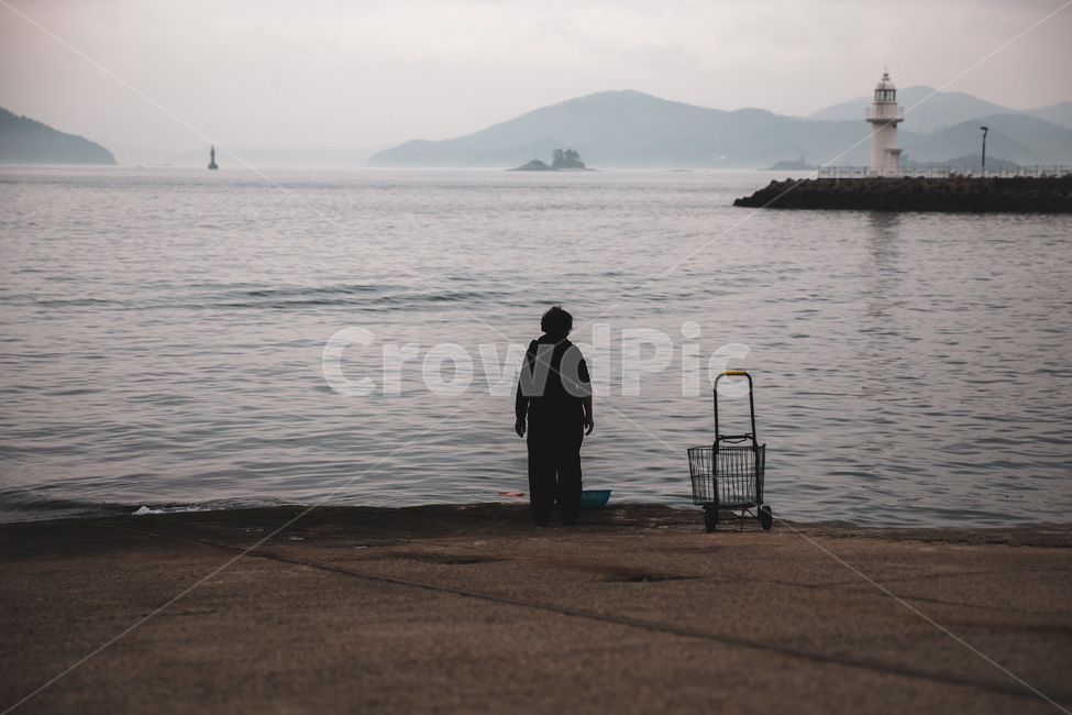 삼천포,할머니,바다,항구,등대,실루엣,스냅,등대,lighthouse,사람,인물,인간,human,person,여성,여자,woman,female,lady,고독함,외로움,쓸쓸함,우울함,슬픔,lonely,solitary