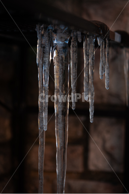 ice,nature,outdoors,옥외,snow,눈,winter,겨울,icicle,고드름,차가운,시원한,깨끗한,정렬,얼음,배경,투명한,차분한,뾰족한,딱딱한,미끄러운,부서지는,cold,cool,clean,alignment,background,transparent,calm,asharp,hard,slippery,crumbling,겨울,계절,winter,season