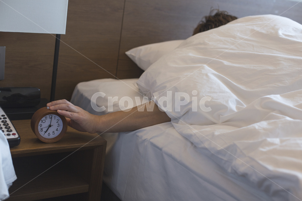 호텔,실내,침대,침구,이불,베개,숙소,인테리어,화이트,객실,숙박,알람,시계,모닝,기상,사람,남자,출근,소음,사람,인물,인간,human,person,신체일부,몸,body,비즈니스,사업,business,service,work,인테리어,실내디자인,interior design,연출,컨셉,콘셉,direction,concept