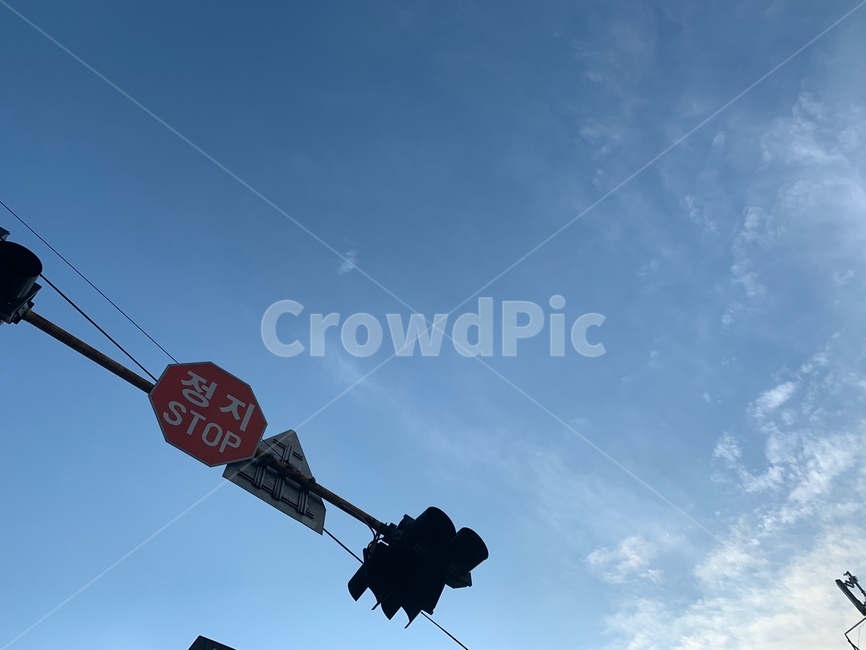표지판,정지,교통,교통수단,신호등,안내판,하늘,푸른하늘,구름,sky,cloud,sign,교통,교통수단,traffic,transportation