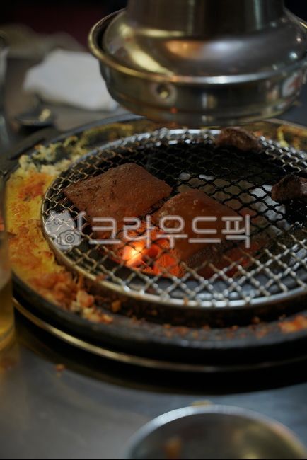 숯불구이,돼지껍데기,술안주,술집,고깃집,음식,고기,돼지고기,한국음식