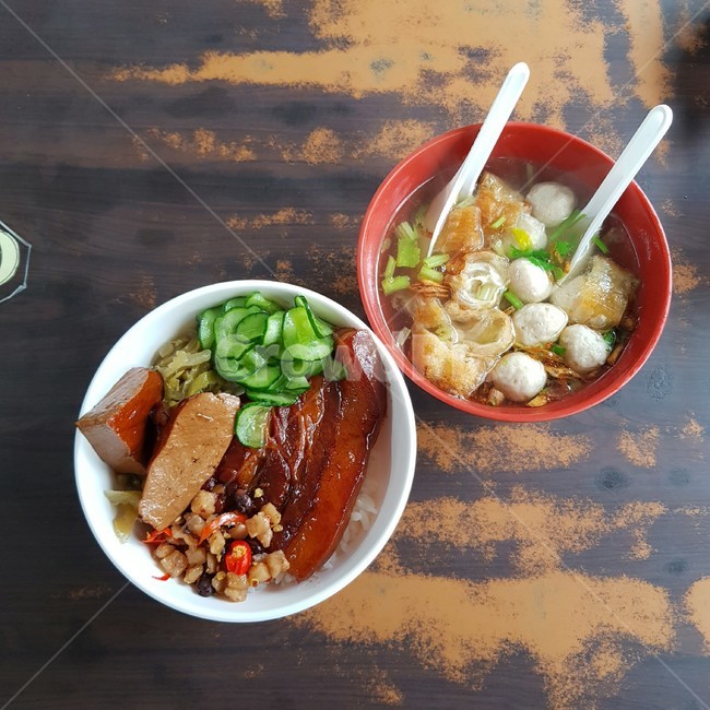 요리,덮밥,탕,동파육덮밥,음식,쌀,어묵,고기,오이,식사,사발,해외,메뉴,dish,food,meal,bowl,cook,rice,취두부