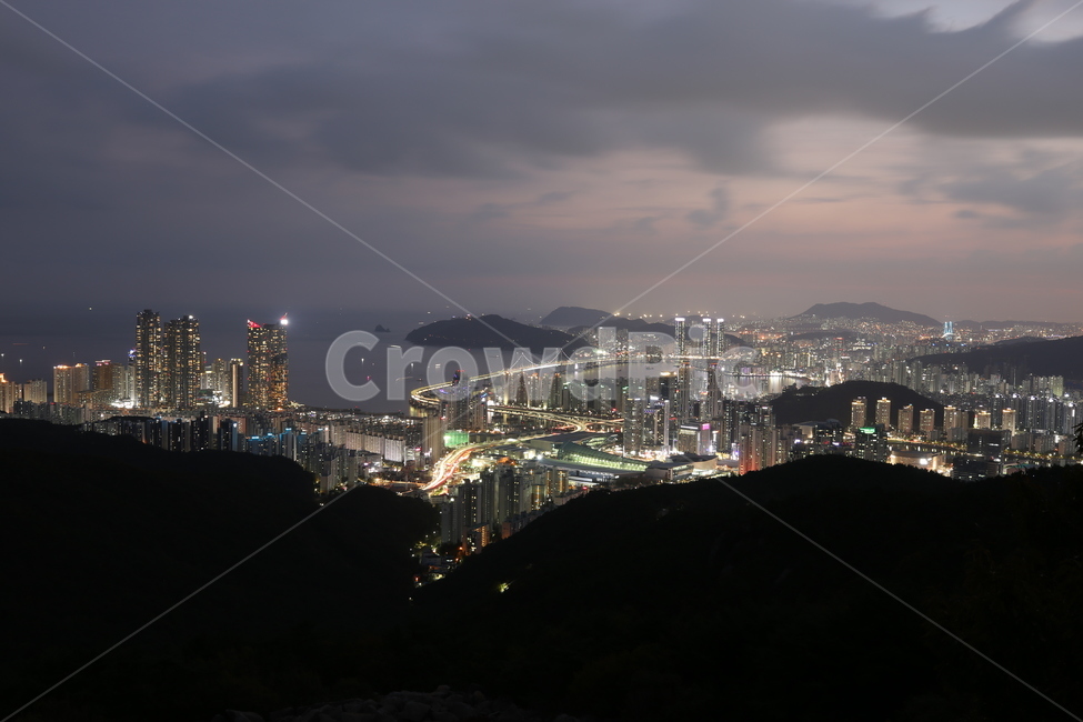 밤하늘,야경,감성,색감,하늘,sky,landscape,경치,nature,자연,outdoors,옥외,scenery,풍경,구름,산,도로,빌딩,야경,밤,풍경,nightscape,night,landscape