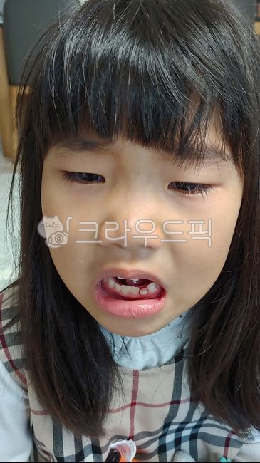 여자아이,이빨,울음,눈물,찡그리기