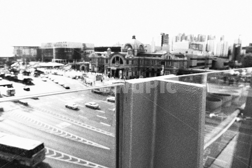 서울역,흑백,배경,교통,도시,도심,한국,풍경,도시,풍경,city,landscape,흑백,모노톤,monochrome,black and white,asphalt,아스팔트