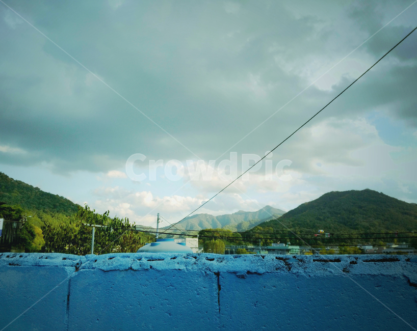 sky,감성,시공,파랑,하늘,구름,산,필름,벽,담벼락,전선,파란,푸른,회상,추억