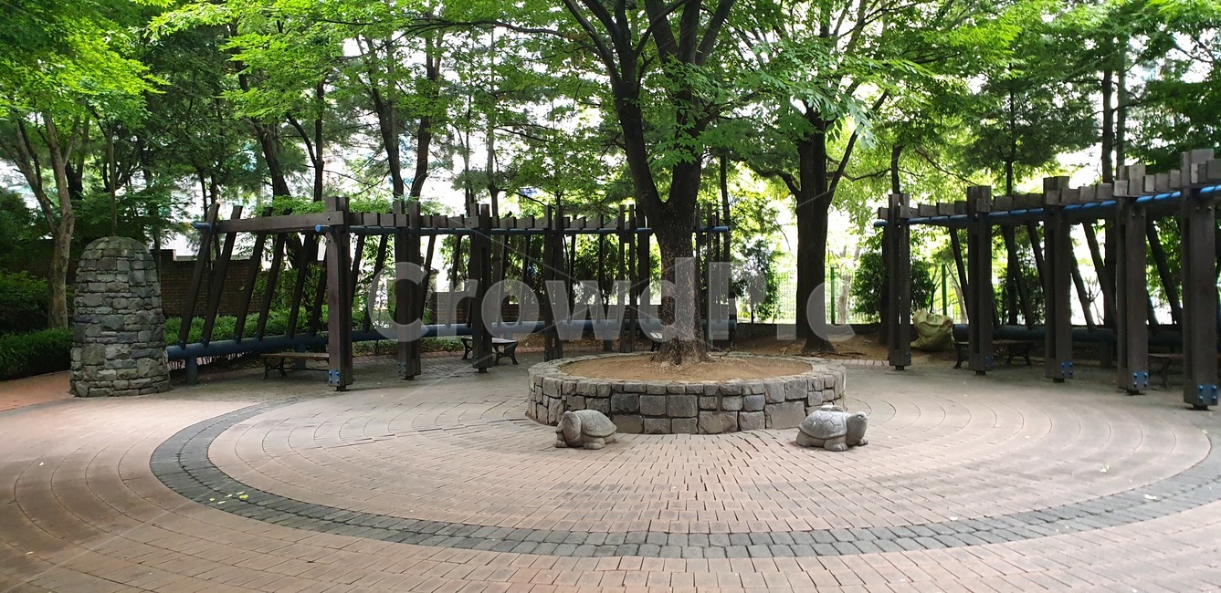 산책로,아파트단지,단지내공원,쉼터,여름,나무,숲,녹음,나무그늘,거북이상,벤치