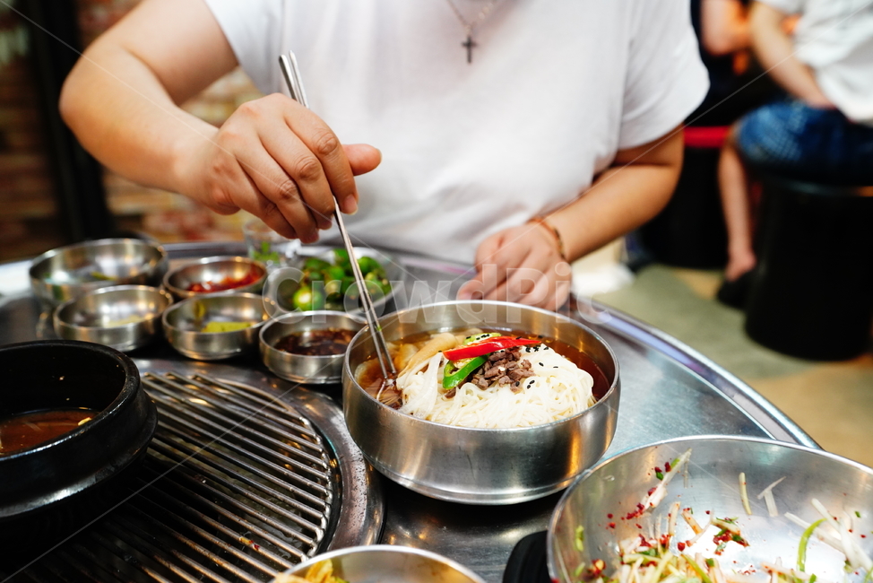 국수,면,대접,사발,먹거리,음식,후식,한식,dish,요리,인간,human,사람,person,식사,젓가락,음식,식재료,요리,food,cook,meal,dishes,food reserves,면류,면요리,noodles,한식,한국음식,한국요리,korean food,korean dishes,korean meal,korean cook