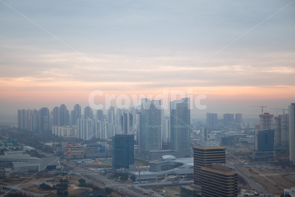 풍경,하늘,건축물,빌딩,도로,공원,도심,보도,차량,차선,고층,고층빌딩,아파트,송도,계획도시,신도시,센트럴파크,교통,송도신도시,타운,구름,일출,안개,안개낀,미세먼지,기상,기후,날씨,호수,자동차도로,주택,상가,고층건물,시티,도시,어반,건물,중심지,highrise,urban,building,metrepolis,weather,morning,cloud,sunrise
