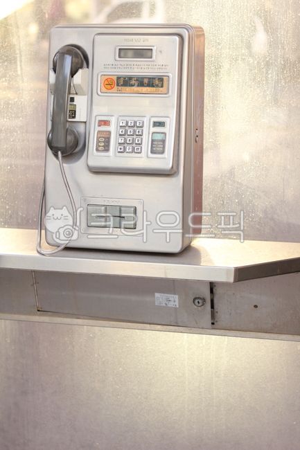 공중전화,공중전화부스,수화기,버튼,유리창,전화기