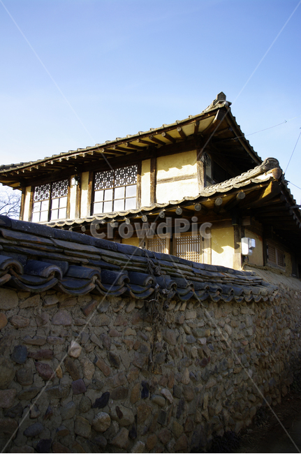 한옥,돌담,담장,하늘,돌담장,기와,지붕,한국전통,한국문화,korean traditional,korean culture,건축물,건물외관,exterior,building,structure,architecture,construction