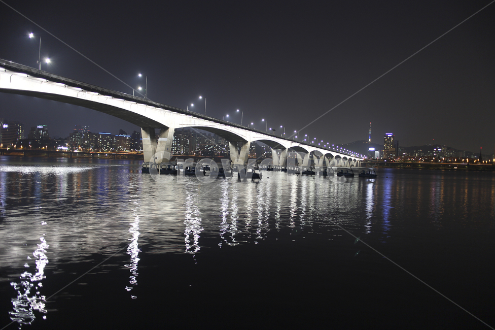 building,건물,bridge,다리,한강,밤,불빛,수면,가로등,야경,멋진,컨셉,어두운,조명,대교