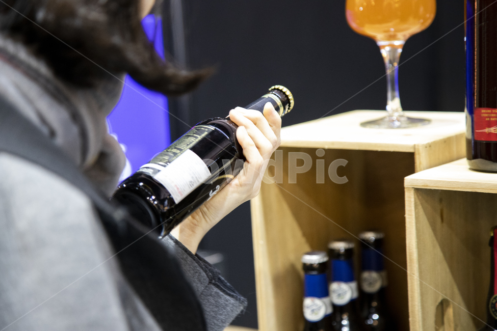 와인,잔,컵,손,들고있는,병마개,병,상품,여성,살피는,진열,판매,매장,나무상자,오브젝트,음식