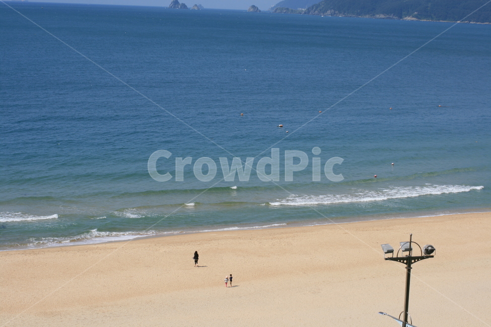 outdoors,바다,해양,대양,파도,해안선,모래,사장,해변,해변가,자연,인간,사람,물,옥외,sea,ocean,water,하늘,파란색,blue,햇빛,여름,summer